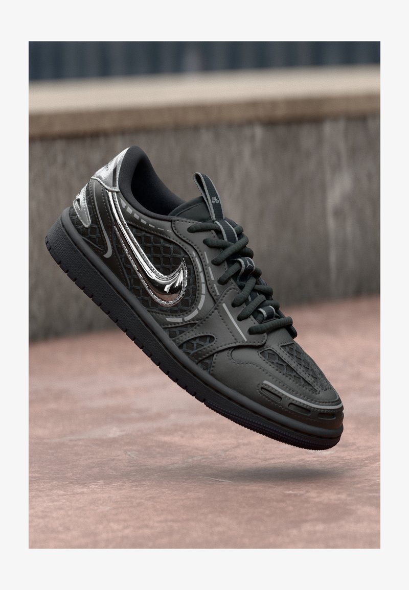 Tenisi negri cu suprafață texturată, accente metalice și model din plasă. Dispune de șireturi tradiționale și o talpă din cauciuc neted.