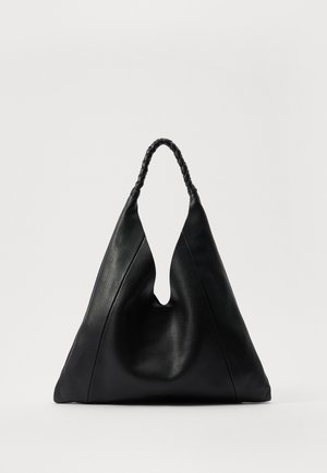 Borsa in pelle nera con un'apertura unica a forma di V, dotata di manico intrecciato e superficie testurizzata. Design minimalista con curve morbide.
