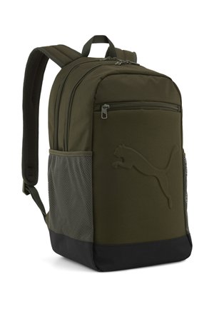 Mochila verde oliva con fondo negro, bolsillos laterales de malla, compartimentos con cremallera y un logotipo de puma en relieve en la parte delantera.