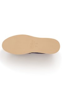 Suola di scarpa in pelle marrone con una finitura liscia e di un beige chiaro. Presenta un logo impresso e dettagli della taglia visibili sulla superficie superiore.