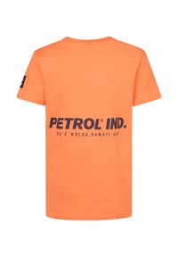 Camiseta de algodón naranja con mangas cortas y cuello redondo. Presenta "PETROL IND." impreso en azul oscuro en la parte de atrás.