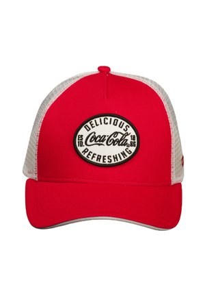 Casquette de camionneur rouge et blanche avec des côtés en mesh et un patch rond portant l'inscription « Delicious Refreshing Coca-Cola Est. 1886 » à l'avant.
