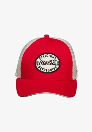 Casquette de camionneur rouge et blanche avec des côtés en mesh et un patch rond portant l'inscription « Delicious Refreshing Coca-Cola Est. 1886 » à l'avant.