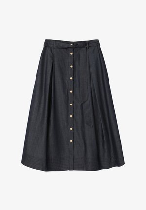 Dunkelblaue Jeans-Rock in A-Linie mit goldfarbenen Knöpfen vorne, einem passenden Stoffgürtel, der in der Taille gebunden ist, und gesteppten Details entlang des Saums.