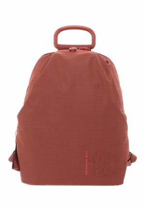 Sac à dos rouge texturé avec un dessus arrondi et une poignée solide, fermeture éclair visible et sangles latérales réglables, présenté sur un fond blanc.