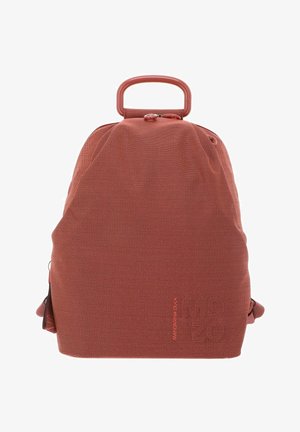 Sac à dos rouge texturé avec un dessus arrondi et une poignée solide, fermeture éclair visible et sangles latérales réglables, présenté sur un fond blanc.