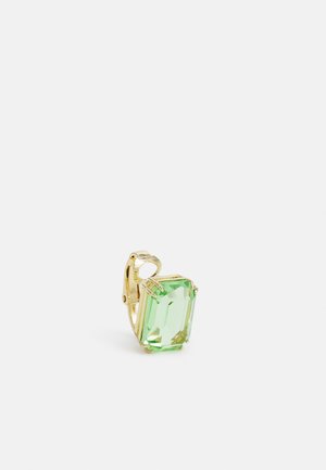 Boucle d'oreille clip en or avec une grande pierre précieuse rectangulaire vert clair sertie en griffes sur un fond uni.
