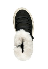 Zapatilla negra con una parte superior texturizada, cordones oscuros, forro de piel blanca alrededor del cuello y suela de goma beige.