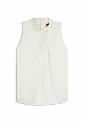 Blouse blanche sans manches avec un col montant et un détail drapé en diagonale à l'avant, avec une fermeture éclair au dos.