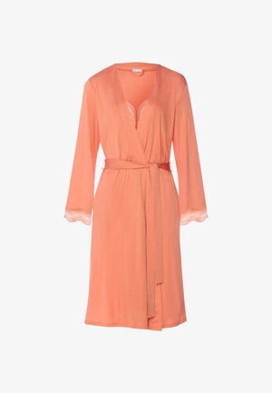 Accappatoio rosa salmone a lunghezza al ginocchio con maniche lunghe, bordatura in pizzo ai polsini e al collo, e cintura abbinata in vita.