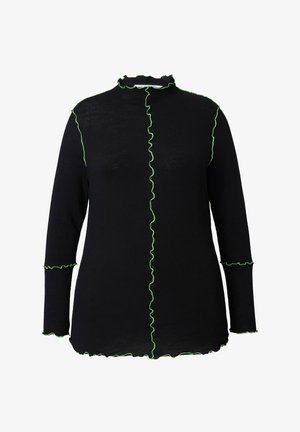Czarna bluzka z długim rękawem, z falbaną przy dekolcie i zielonym zygzakowatym obszyciem wzdłuż szwów, o dopasowanym kroju i fakturowanej tkaninie.