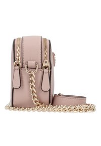 Borsa a tracolla rosa con due scomparti con zip, superficie texturizzata, tracolla in catena dorata e dettagli a contrasto. Design compatto e strutturato.