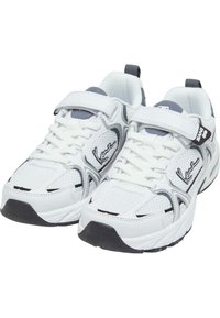 Fehér sportcipők, hálós panelek és fekete részletek, fűzővel és tépőzárral. Lekerekített orr és texturált gumitalp.