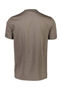 Koszulka z krótkim rękawem, okrągłym dekoltem w stonowanym kolorze taupe. Wykonana z miękkiego materiału o gładkiej teksturze; ma prosty, bez ozdób design.