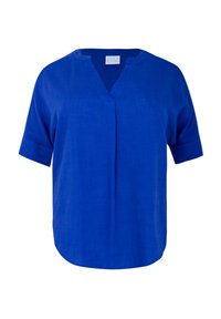 Blauwe linnen blouse met een lose snit, V-hals en korte opgerolde mouwen. Zachte textuur en een ronde zoom. Etiket zichtbaar op de halslijn.