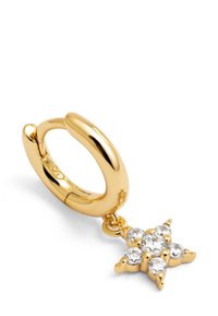 Pendiente de aro dorado con un charm de estrella colgante, que presenta cinco piedras preciosas claras, acabado suave y textura pulida.
