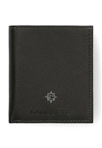Czarny skórzany portfel o teksturowanym wykończeniu, z przeszywanymi brzegami i srebrnym emblematem w kształcie kompasu. Na froncie widnieje nazwa marki "LANCERTO."
