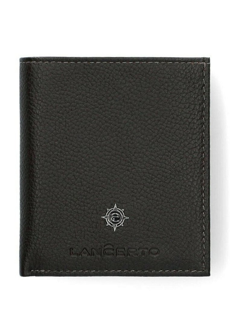 Czarny skórzany portfel o teksturowanym wykończeniu, z przeszywanymi brzegami i srebrnym emblematem w kształcie kompasu. Na froncie widnieje nazwa marki "LANCERTO."