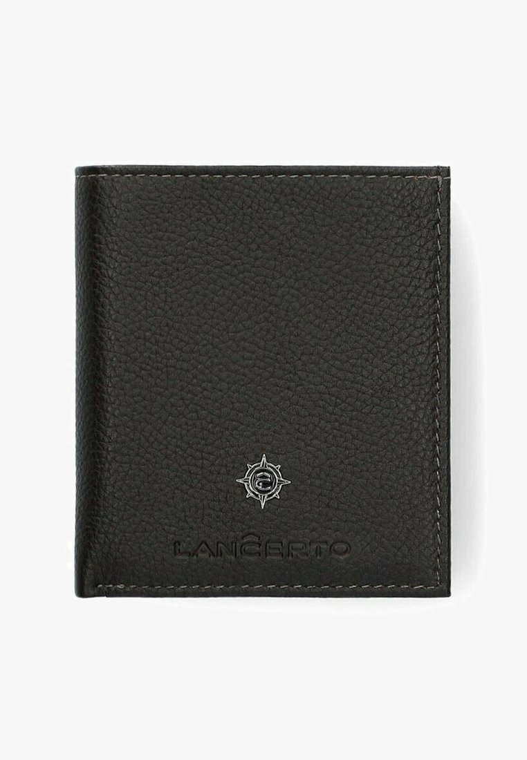 Czarny skórzany portfel o teksturowanym wykończeniu, z przeszywanymi brzegami i srebrnym emblematem w kształcie kompasu. Na froncie widnieje nazwa marki "LANCERTO."