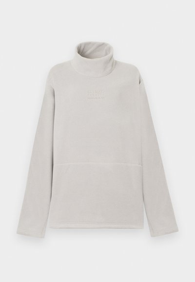 Pullover in pile grigio chiaro con maniche lunghe, colletto alto e logo del marchio e design numerico sottili sul petto.
