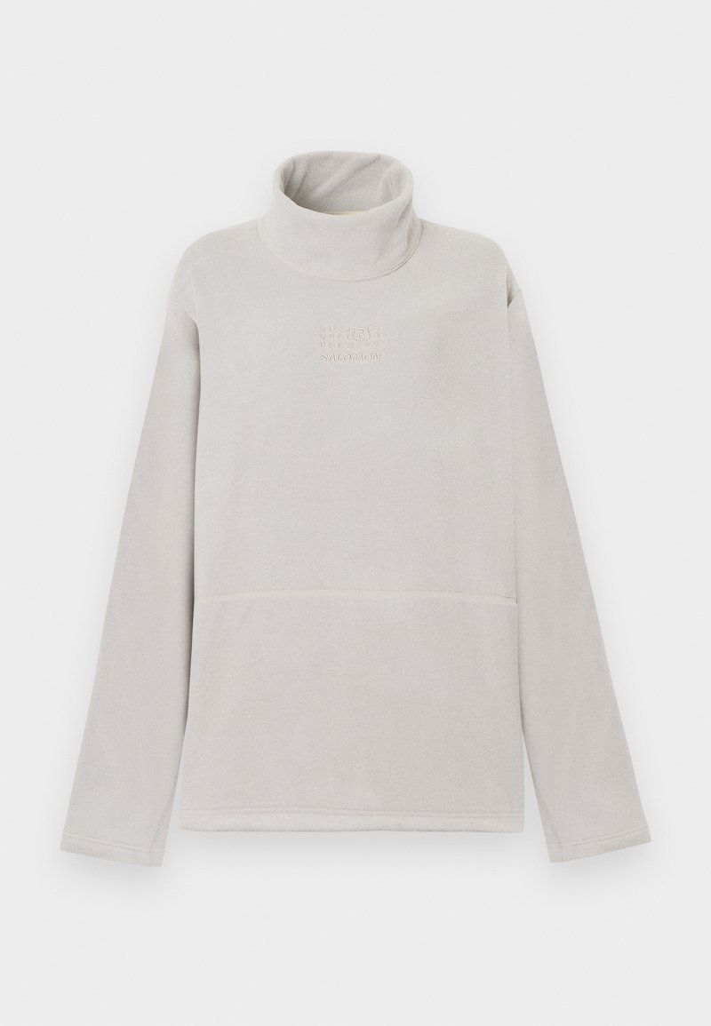 Lichtgrijze fleece pullover met lange mouwen, hoge kraag en subtiele merklogo en numeriek ontwerp op de borst.