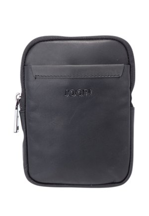 Pochette compacte en cuir noir avec poche avant, fermeture éclair latérale et nom de marque JOOP embossé sur le panneau avant.
