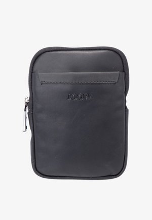 Pochette compacte en cuir noir avec poche avant, fermeture éclair latérale et nom de marque JOOP embossé sur le panneau avant.