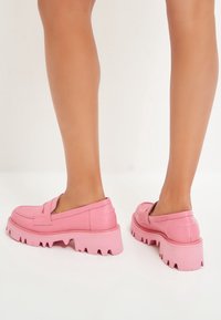 Cesare Gaspari Zapatos sin cordones - pink