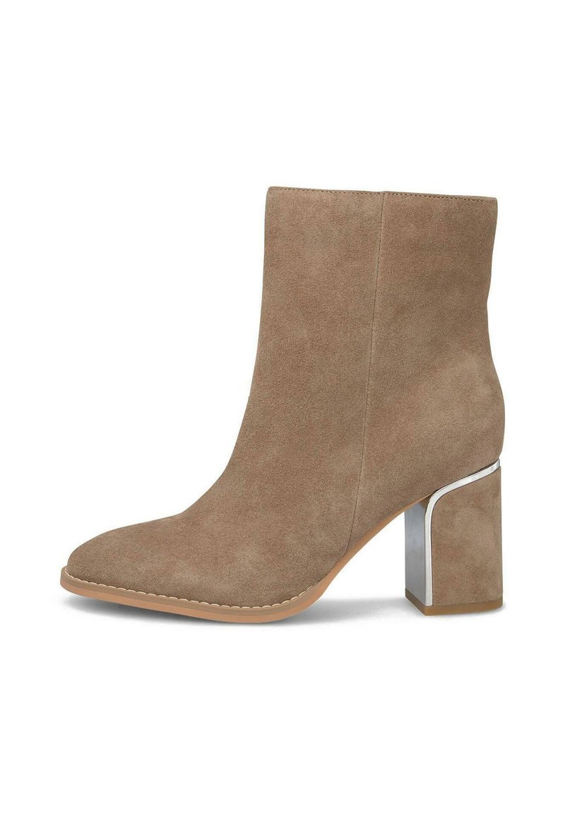 Stivale alla caviglia in suede marrone con punta affusolata, caratterizzato da un tacco a blocco metallico e delicati dettagli di cucitura lungo la suola.