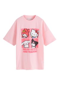 Lichtroze t-shirt met vier Sanrio-personages in vakken: My Melody, Hello Kitty, Cinnamoroll en Kuromi met tekst "Hello Kitty and Friends".