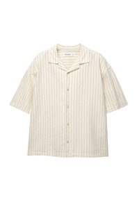 Chemise beige à manches courtes avec boutons, fines rayures verticales noires et col ouvert décontracté, étalée à plat sur fond blanc.