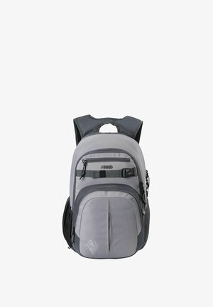 Grauer Rucksack mit mehreren Fächern, einschließlich einer Fronttasche, verstellbaren Trägern und einer strukturierten Oberfläche. Logo auf der Vorderseite angezeigt.