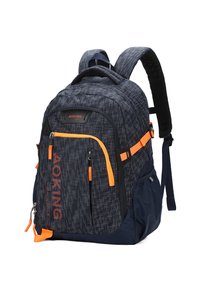 Zaino blu navy con un motivo geometrico, dettagli arancioni, molteplici scomparti con zip, spallacci imbottiti e una robusta maniglia superiore.