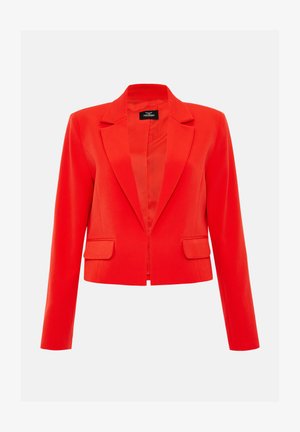Blazer rouge au design ajusté, avec fermeture à un bouton, revers crantés et deux poches avant. Fabriqué dans un tissu lisse avec un léger éclat.