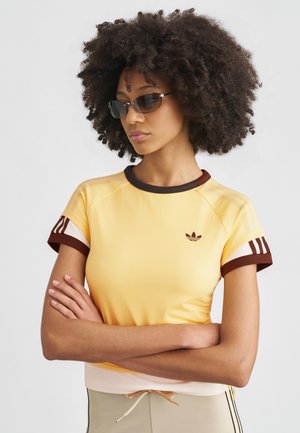 LAYERED CALITEE - T-shirts med print - orange tint/off white