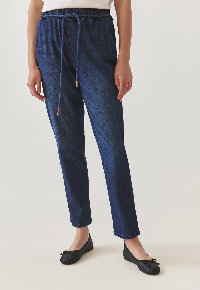 Pantaloni din denim ușor, de culoare bleumarin, cu talie elastică și șnur, având buzunare laterale și o croială lejeră.