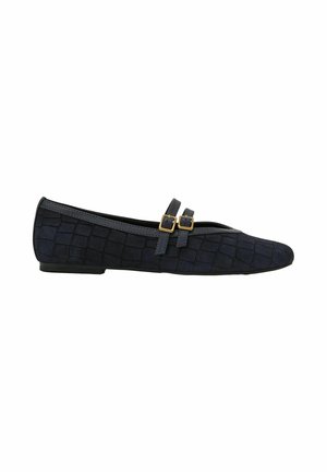Scarpa piatta nera con motivo testurizzato, due cinturini laterali con fibbie dorate e punta appuntita, mostrata di profilo su sfondo bianco.