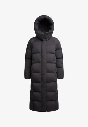 Lungo cappotto imbottito nero con cappuccio, texture trapuntata, tasche laterali e silhouette dritta. Chiusura frontale con cerniera, lunghezza a metà polpaccio.