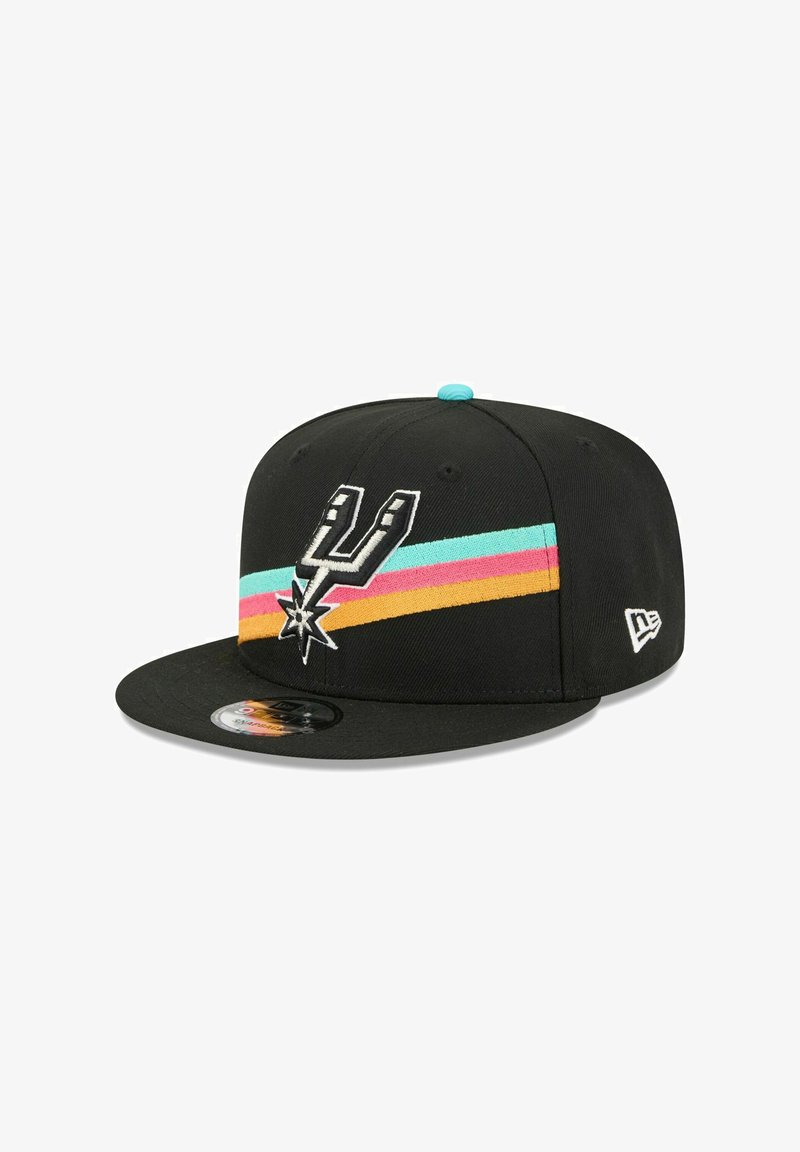 Schwarze Snapback-Mütze mit mehrfarbigen Streifen in Türkis, Pink und Gelb. Aufgesticktes Logo vorne mit Stern-Detail.