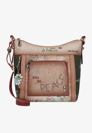Mehrfarbige Handtasche aus einer Mischung aus zartem Pink und dunkelgrünem Leder, mit dekorativem Nähen, geprägtem Text und einem Blumenanhänger.