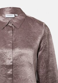 Metallic mauve Hemd mit durchgehender Knopfleiste, spitzem Kragen und langen Ärmeln. Strukturierter Stoff mit zerknittertem Effekt und subtiler Glanz.