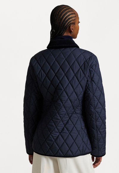 Marineblaue gesteppte Jacke mit Kragen, Rautenmuster und schwarzer Borte; bietet ein strukturiertes Erscheinungsbild und eine klare Silhouette.