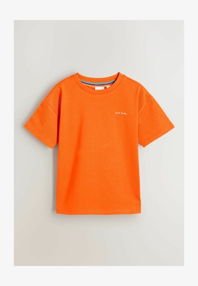 Kortærmet orange bomulds t-shirt med rund hals og et lille hvidt logo på venstre bryst. Glat tekstur og afslappet pasform.