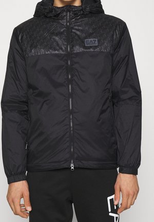 Sort lynlåstrøje med hætte, mønstret øverste brystområde og EA7 Emporio Armani-logo på venstre side. Ærmer og kant er elastiske.