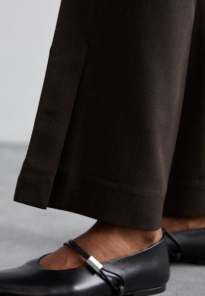 Filippa K TWIST SEAM TROUSERS - Tygbyxor - mocha