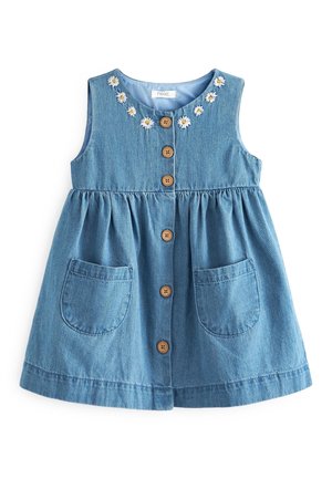 Robe bébé en denim bleu sans manches avec boutons en bois à l'avant, deux poches et marguerites blanches brodées le long de l'encolure.