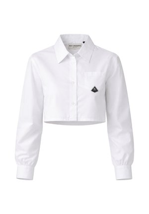 Camicia bianca a maniche lunghe con bottoni, colletto a punta e piccolo logo nero a forma di diamante sulla tasca del petto.