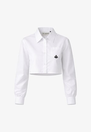 Camicia bianca a maniche lunghe con bottoni, colletto a punta e piccolo logo nero a forma di diamante sulla tasca del petto.