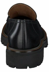 Černé kožené boty s kulatou špičkou, nízkým podpatkem a strukturovanou podrážkou. Mají prošívané detaily a hladký povrch na patě.