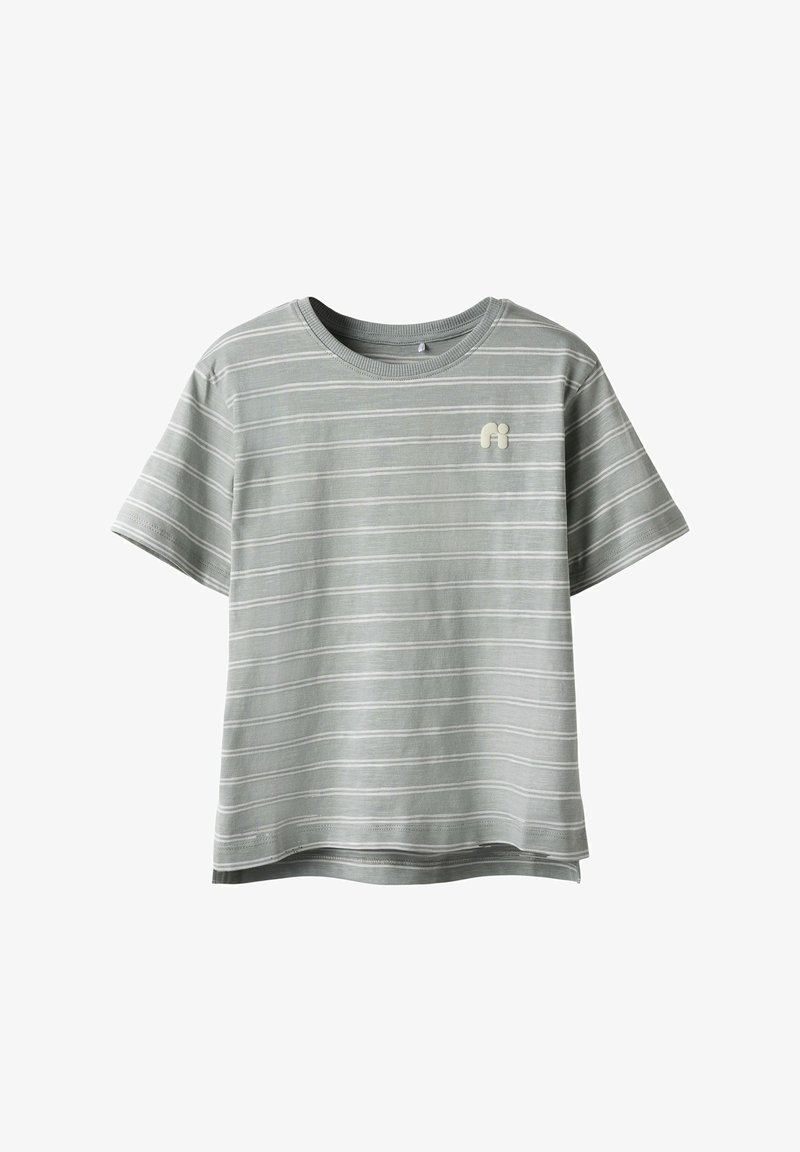 Šedé pruhované tričko vyrobené z měkké bavlněné tkaniny, s kulatým výstřihem, krátkými rukávy a malým logem na hrudi.